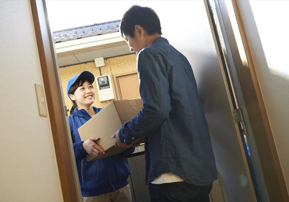 荷物を届ける女性スタッフ