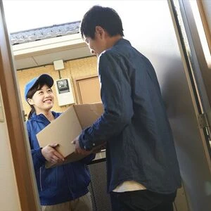 荷物を届ける女性スタッフ